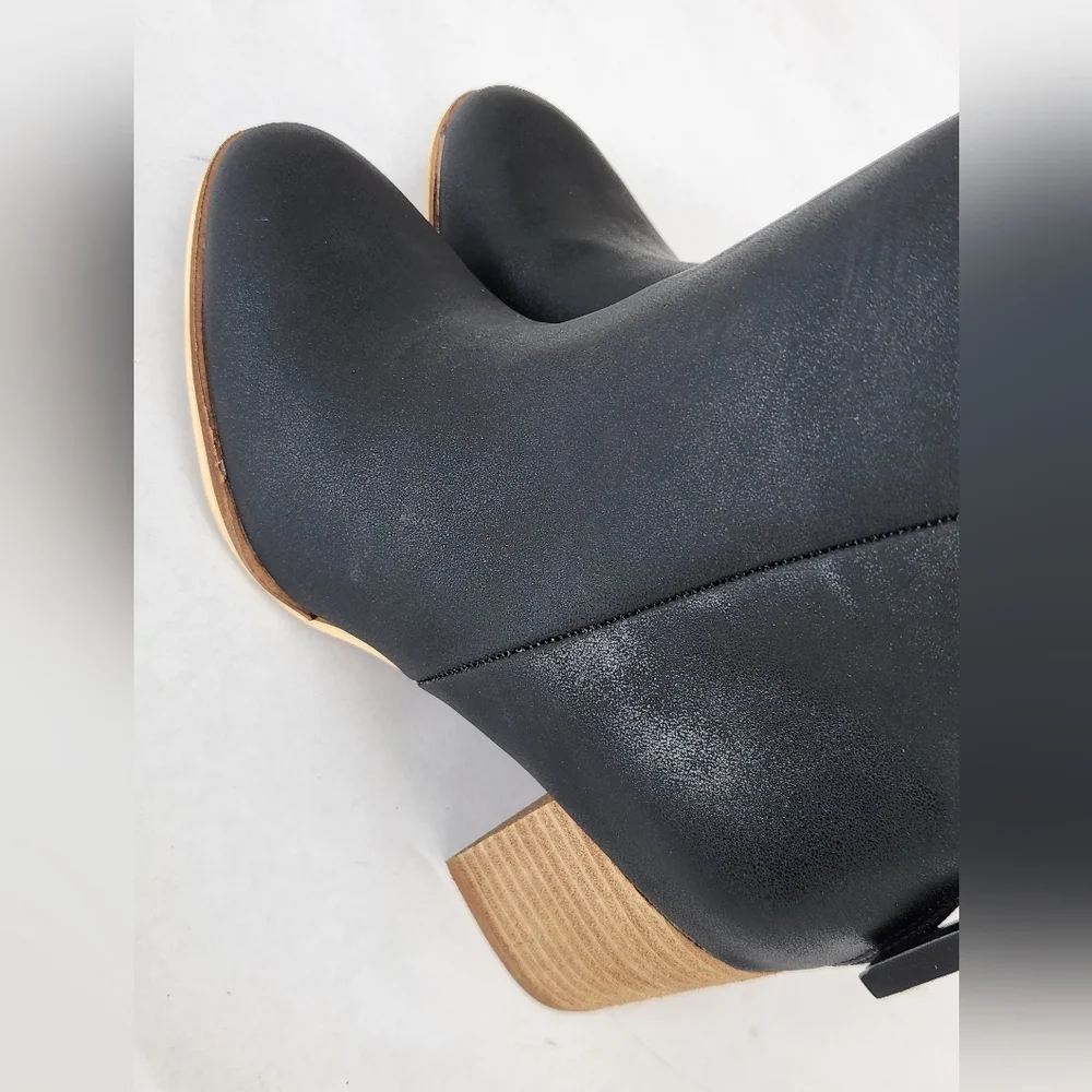 NWT || HEY GIRL by CORKYS || Boujee black vegan, block heel, back zipper, sz 8
